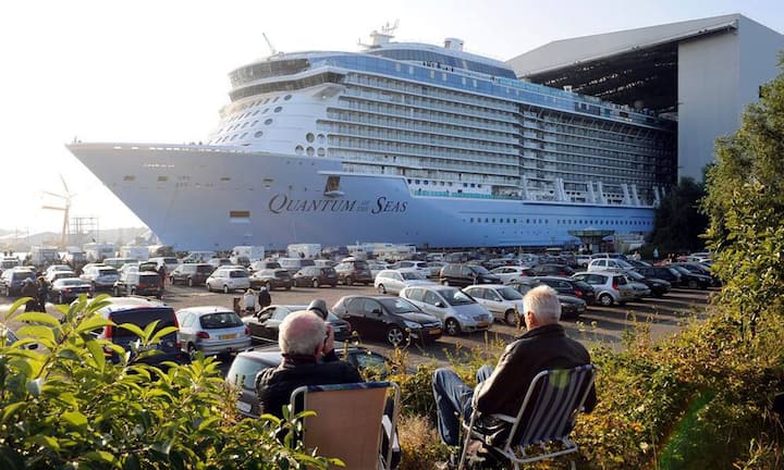 Platz 3: Quantum of the Seas. Der Riesenkreuzer der Royal Caribbean wartet schon auf seine erste grosse Fahrt. Das Schiff hat eine Bruttoraumzahl von 167'800 und ist 348 Meter lang. Im Oktober übergibt die Meyer Werft in Papenburg die Quantum an den Auftraggeber. Mit an Bord ist unter anderem eine Glaskapsel, der «North Star», der Gäste bis zu 90 Meter hoch über das Meer bringt und einen einmaligen Ausblick bietet. Keystone
