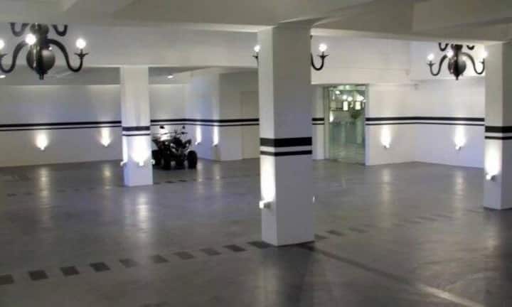 ...über eine eigene Garage. 4,25 Millionen Franken soll die Villa kosten.Youtube