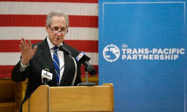 Clinton ist kritisch gegenüber neuen Freihandelsabkommen – und stellt sich damit gegen Präsident Barack Obama, welcher für den pazifischen Freihandelsdeal TPP weibelt.