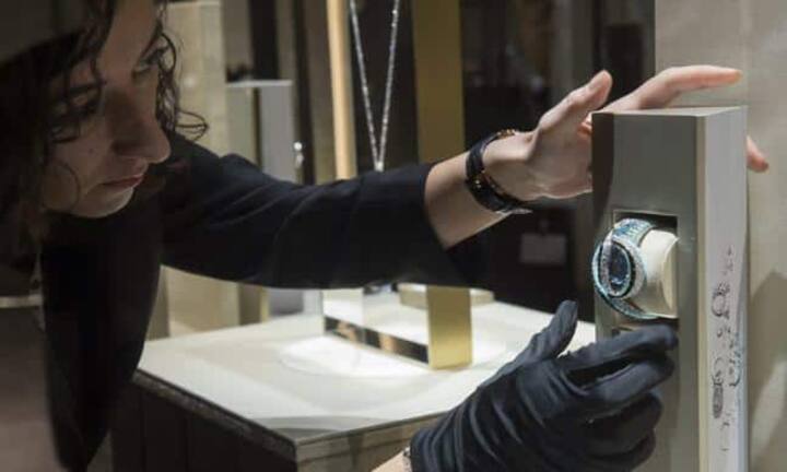 Zwar haben kleinere Manufakturen, Branchenneulinge und traditionelle Luxushäuser nicht die gleichen Ausgangslagen, doch gerade für kleinere Marken hat der Auftritt an der Messe auch Signalwirkung.