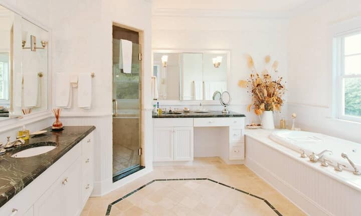 ...fünf Bäder plus drei Teilbäder.