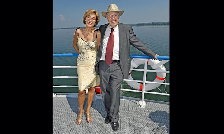 Silvia und Christoph Blocher: Wie sie so dastehen, so gut gelaunt und ohne Zweifel, was ihre äussere Erscheinung angeht. Christoph Blocher trägt einen Stetson als Strohhut und eine Krawatte in den typischen Achtziger-Jahre-Dimensionen, seine Frau Silvia betont selbstbewusst Beine und Décolleté. Ihre Ehe scheint eine glückliche zu sein, was daran liegen mag, dass Christoph Blocher seine J.R.-Seiten lieber in der Politik auslebt als zu Hause in Herrliberg.