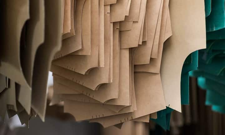 Die Handarbeit macht ein qualitativ hochwertigeres, langarmiges Edelweisshemd teuer. Je nach Hersteller kostet ein Stück zwischen 80 und 90 Franken. Kein Wunder, gibt es inzwischen auch günstige Konkurrenz, die vom Boom profitieren will. So gibt es die Hemden...