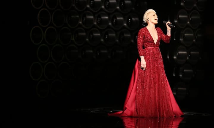 Einmal ganz elegant: Sängerin Pink performt vor dem Riesenpublikum im Doly Theater.