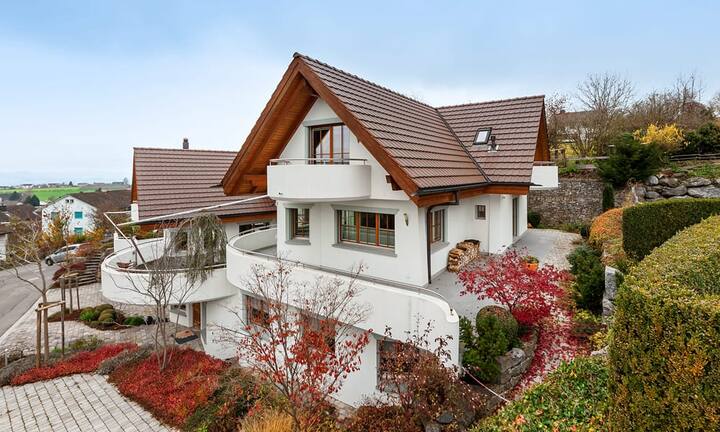 Durch das Hanggrundstück Wil SG ist jede Etage in zwei sogenannte Sockelgeschosse unterteilt. Die Fensterfronten sind gegen Süden ausgerichtet. Das Erdgeschoss hat einen direkten Zugang zum privaten Garten.