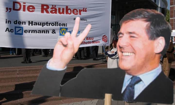 ... auf Protestplakten, wie hier im Jahr 2005 vor der Messe in Frankfurt, wo die Hauptversammlung der Deutschen Bank stattfand. Ein Zeichen setzen wollte auch ...