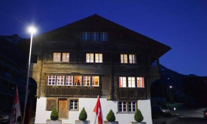 Der starke Franken macht Ferien in der Schweiz für Ausländer teurer. Hotels und Ferienregionen fürchten deshalb um ihre Wirtschaft. Doch da und dort hat man sich bereits Gedanken gemacht, wie man darauf reagieren will. handelszeitung.ch hat an der ITB in Berlin Reaktionen eingefangen.