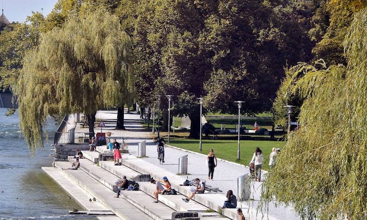 Regel Nummer vier: Frische Luft und Bewegung. Wenn der Kopf raucht, hilft tatsächlich ein zehnminütiger Spaziergang an der frischen Luft, um auf andere Gedanken zu kommen.