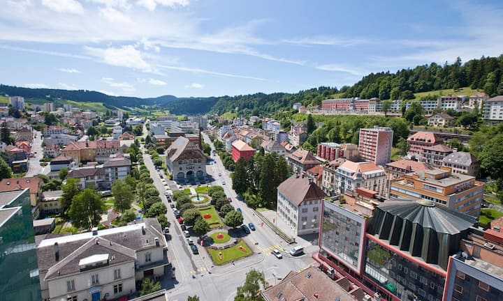 … mit Le Locle, das auf Rang 142 landet. «Das sind zwar schöne Gemeinden mit attraktiven Naherholungsgebieten», sagt Immobilienexperte Patrick Schnorf. «Sie sind aber verkehrstechnisch isoliert, und es fehlen Arbeitsplätze. Sie sind die Verlierer im Strukturwandel.» (Bilder: Keystone)