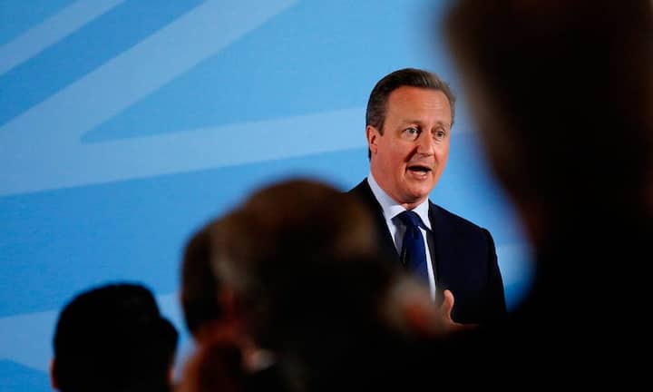 Die wichtigsten Personen in der Brexit-Debatte:David Cameron: Der britische Premierminister spielt mit dem Feuer. Die Idee eines Referendum brachte er ins Spiel, um seine Gegner und EU-Kritiker in der konservativen Partei ruhigzustellen. Bewusst definierte er den Zeitraum anfangs eher vage, spätestens bis Ende 2017 solle abgestimmt werden, kündigte er vor der Parlamentswahl im Mai 2015 an. Öffentlich gab sich Cameron zunächst EU-kritisch, forderte die Gemeinschaft zu Reformen auf.