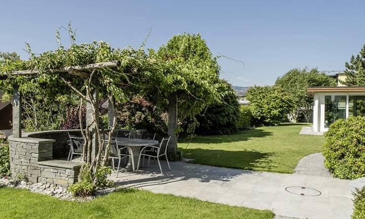 … einen Pavillion mit Pergola zur Verfügung.