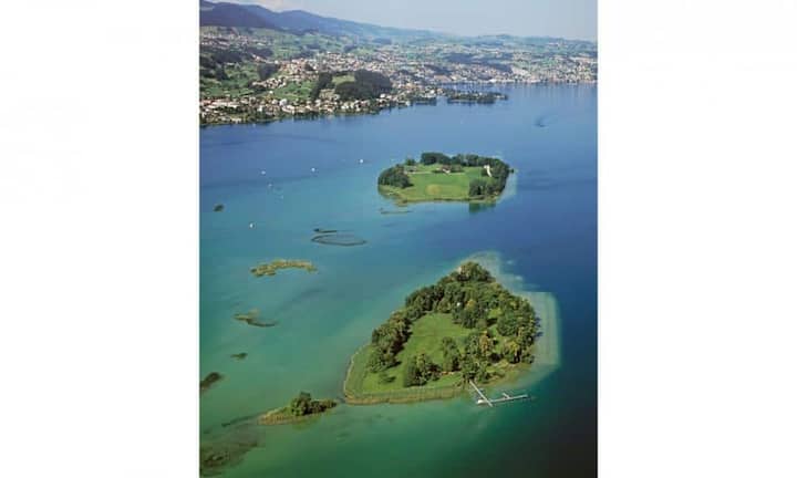 Lediglich 3,4 Hektar gross ist die Insel Lützelau im Zürichsee. Über Jahrhunderte gehörte sie dem Grafen von Rapperswil, heute ist sie ein Naturschutzgebiet.Vladi Private Islands