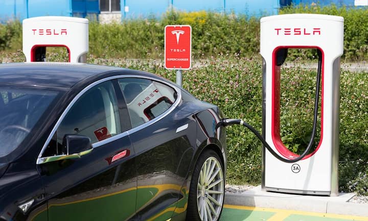 Super-Ladestationen: Die sogenannten «Supercharger» brauchen rund 75 Minuten, um einen Tesla-Akku komplett aufzuladen und eine halbe Stunde für eine halbe Ladung. Vier Jahre nach Einführung gibt es Ende 2016 ein Netz von rund 4600 solcher Säulen.