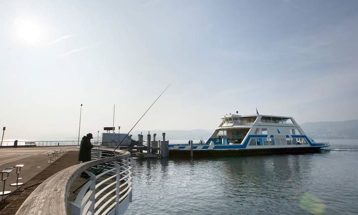 In Zusammenarbeit mit Wüest Partner hat «Bilanz» 162 Schweizer Städte in puncto Lebensqualität auf Herz und Nieren geprüft. Bewertet wurden elf Faktoren wie Gesundheit und Sicherheit, Einkaufsinfrastruktur und Mobilität. Das sind die 15 attraktivsten Schweizer Städte:Platz 15: Horgen Vor allem die hohe Steuerattraktivität (Rang 6) macht die Gemeinde am Zürichsee interessant. Weniger gut ist die Einkaufsstruktur für den 20'000-Seelen-Ort (Rang 124). Keystone