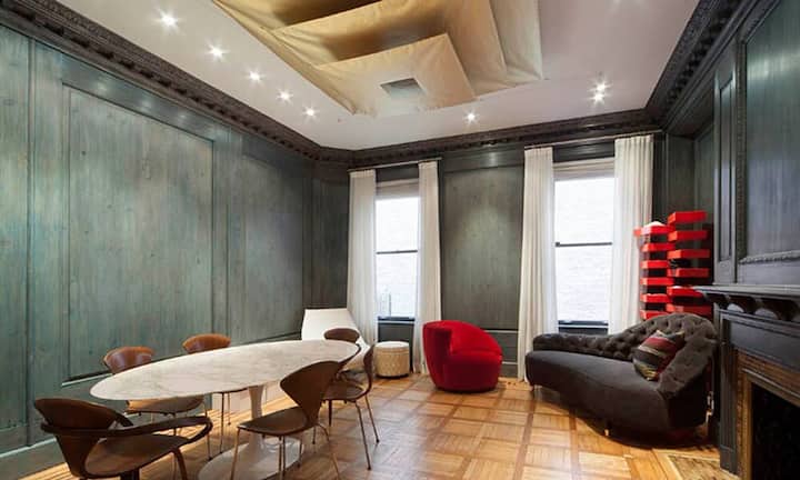 In New York steht seit wenigen Tagen das Townhouse von Andy Warhol zum Verkauf. Das überschaubar wirkende Haus verfügt über einen 380 Quadratmeter grossen Wohnbereich, drei Meter hohe Zimmerdecken, ein holzgetäfeltes Esszimmer und eine Bibliothek mit einem offenen Feuerplatz.Bilder: LuxuryEstate.com