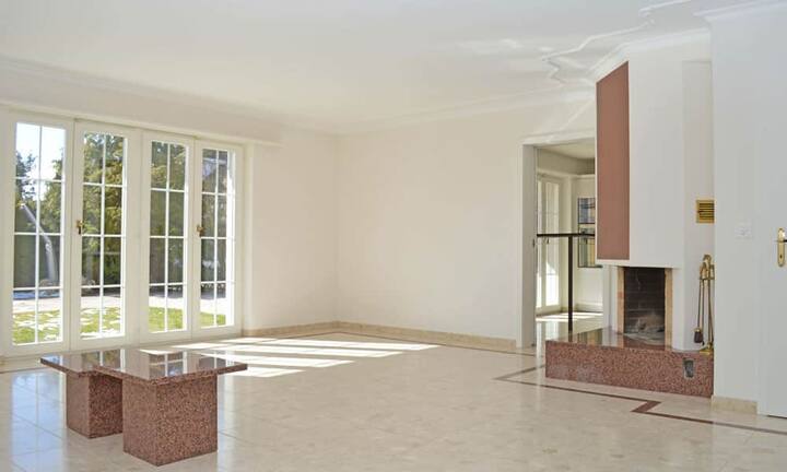 Dieser verfügt über ein Cheminée und geht nahtlos über in den Salon.