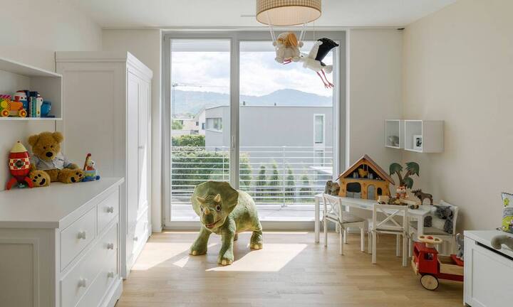 Im Obergeschoss sind drei grosse Kinderzimmer sowie...