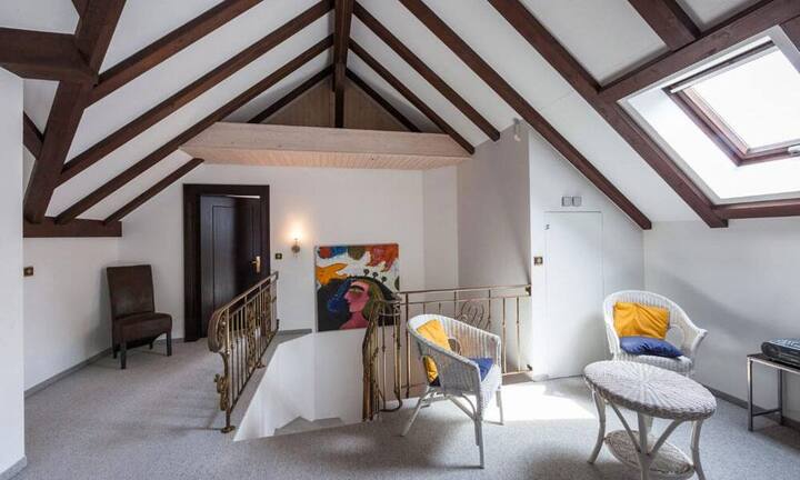 Im Obergeschoss befindet sich das Hauptschlafzimmer mit Ankleide und Bad en Suite sowie ein Gästezimmer.