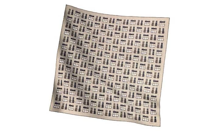 Hermès: Sommerlich
Dieses sommerliche Seidentuch ist aus Kaschmir und Seide, misst 140 x 140 cm und hat eine luftig-leichte Webung.
Preis: 920 Franken