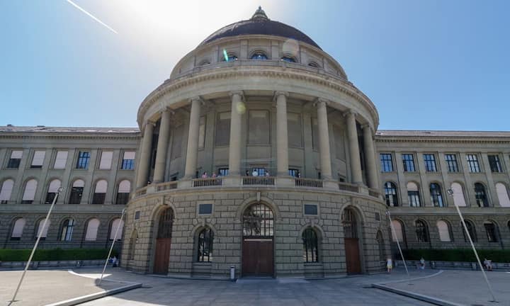 Die Limmatstadt beherbergt mit der Universität Zürich und der Eidgenössischen Technischen Hochschule ETH (Bild) ebenfalls Ausbildungsstätten mit Weltruf. Flickr