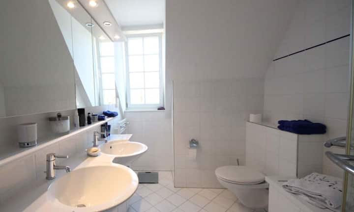 In der Villa gibt es drei unterschiedliche Badezimmer sowie einen separaten Gästebereich.