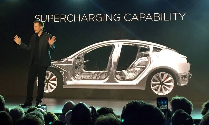 Jetzt ist klar, wie der Tesla Model 3 aussieht: Konzernchef Elon Musk hat das erste Elektroauto für den Massenmarkt aus seinem Hause präsentiert. Viele technische Daten waren bisher nicht bekannt...