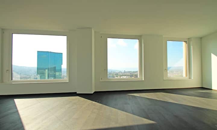 Dunkelbraunes Eichenparkett und 3,1 Meter hohe Decken unterstreichen das moderne Design.