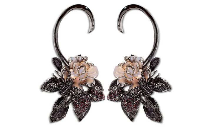 Roberto Cavalli: Ohrringe aus Rotmessing mit lackierten Metallblumen und Insekten aus Swarovski-Kristallen. Preis auf Anfrage.