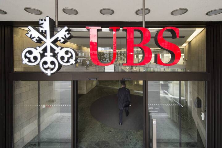 Das UBS Logo fotografiert am Tag der Bilanzmedienkonferenz der Bank UBS am Dienstag, 2. Februar 2016 in Zuerich. Der Reingewinn der UBS Group AG fuer 2015 erhoehte sich gegenueber dem Vorjahr um 79 Prozent auf CHF 6,2 Milliarden. (KEYSTONE/Ennio Leanza)..The logo of Swiss bank UBS in Zurich, Switzerland, Tuesday, 02 February 2016. Swiss Bank UBS UBS Group net profit for 2015 increased 79 percent year on year to CHF 6.2 billion. (KEYSTONE/Ennio Leanza)