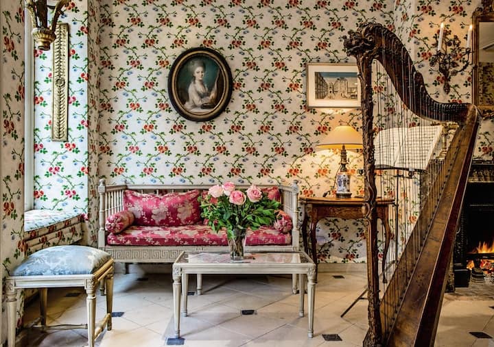 Paris - Caron de BeaumarchaisDas «Caron de Beaumarchais» mitten im quirligen Marais-Quartier verbirgt gekonnt, uüberhaupt ein Hotel zu sein. Wer vorbeispaziert, denkt, es waäre ein kleines Geschaäft für Antiquitäten. Das diskrete Auftreten passt zum kultivierten Lebensstil, den das Haus verkoörpert. Keine Zimmer sind gleich, die Detailliebe enorm.Wenn doch nur ... einige Zimmer zum Innenhof weniger düster wären.Doppelzimmer ab 155 Euro