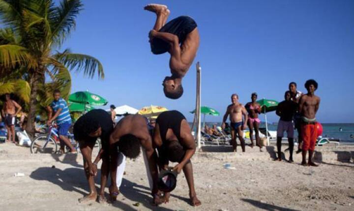 Diese Nationen verlieren, wenn Trump siegt:
Das Bruttoinlandprodukt (BIP) in der Dominikanischen Republik würde um 2 Prozent schrumpfen*, sollten alle illegalen Migranten aus den USA heimkehren müssen und ihre Rücküberweisungen vollständig wegfallen.*Berechnungen nach Schätzungen des Anteils an den Rücküberweisungen durch illegale Migranten, Quelle: M&G