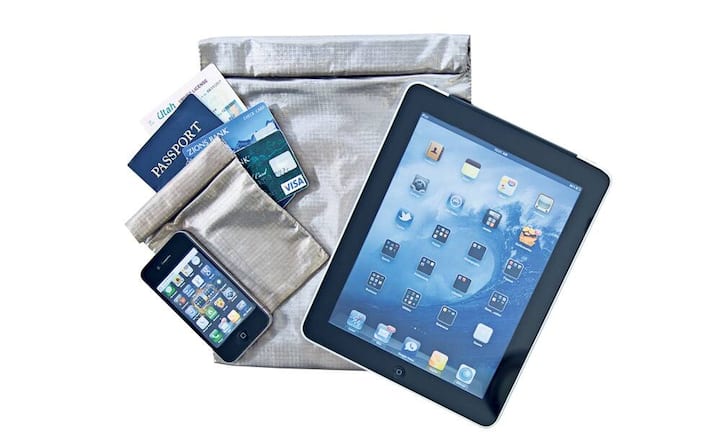 Datenschutz im Gepäck: Datendiebstahl ist ein weltweites Problem – nicht nur wirtschaftlich, sondern vor allem auch aus Sicht des Persönlichkeitsschutzes. Der Shieldsak schafft Abhilfe. Er blockiert alle Funksignale und schützt so mobile elektronische Geräte und Informationsträger wie Kreditkarten oder Reisepässe unterwegs vor Hackern und Skimming-Attacken. Shieldsak SL-P für Smartphones ca. 120 Franken.