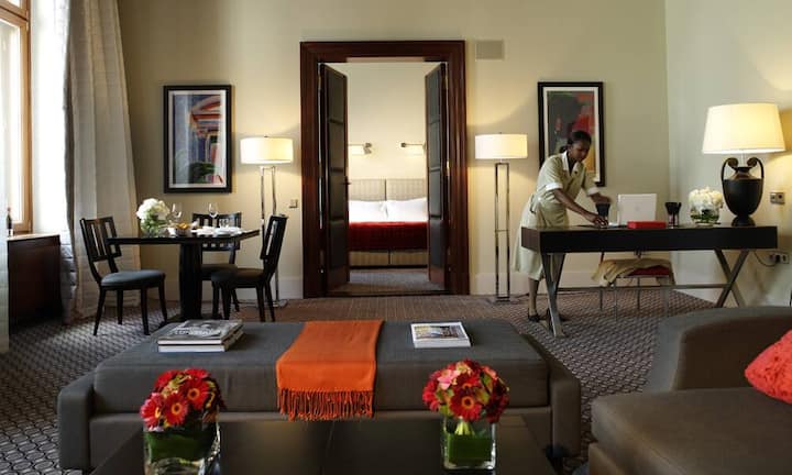 Die Gäste schlafen in historischen Suiten, die früher die Büros der Direktoren waren.