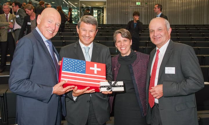 Peter Brabeck-Letmathe, Verwaltungsratspräsident Nestlé; Patrick Firmenich, Preisträger Gallatin Award 2014; Suzi LeVine, Botschafterin der USA in der Schweiz; Martin Naville, CEO, Swiss-American Chamber of Commerce