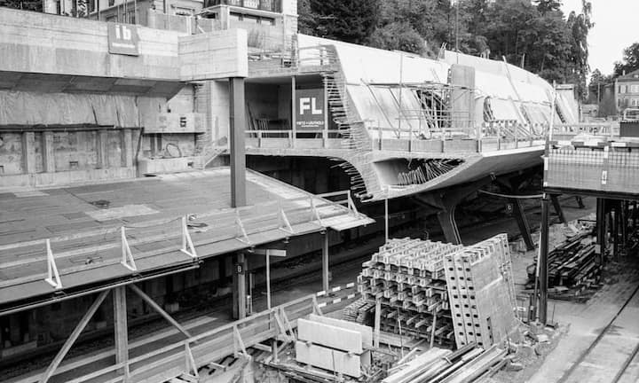 Ein frühes Bauwerk aus der Feder des Architekten ist der Zürcher Bahnhof Stadelhofen – hier ein Bild von den Bauarbeiten 1987.