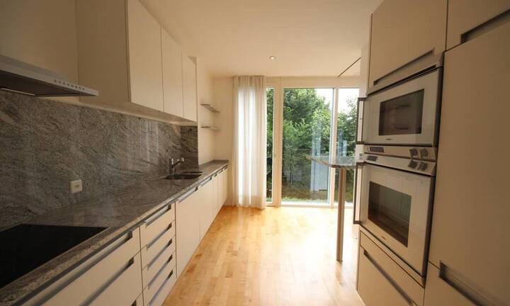 Die halboffene Poggenpohl-Küche ist modern eingerichtet.