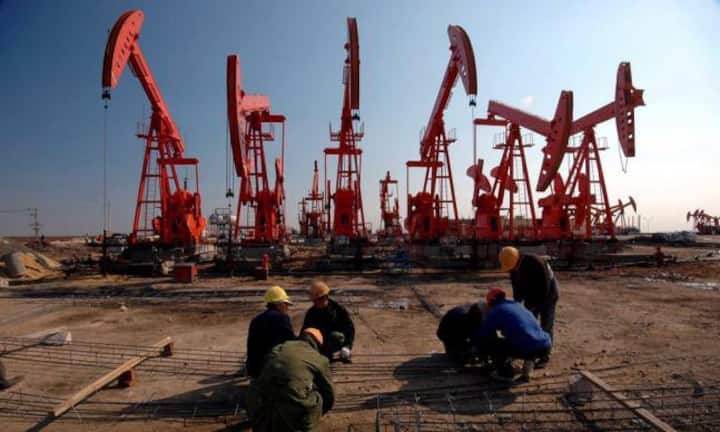 Risiken, die die Schweiz kaum beeinflussen kann: 
Anhaltende Tiefpreise im Ölsektor wirken nicht länger stimulierend, sondern schädigend. Das hat Entlassungen im US-Energiesektor, Kreditausfälle und einen Einbruch der Nachfrage zur Folge.