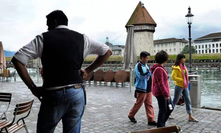 Ein Kellner in Luzern: Im Gastgewerbe arbeiten häufig ungelernte Kräfte. Diese verdienen grundsätzlich wenig, rund 27'300 Franken im Jahr. Sind die Hilfsarbeiter zu Selbstständigkeit verpflichtet, ist der Lohn sogar noch 8 Prozent geringer. Er liegt dann bei 25'000 Franken.