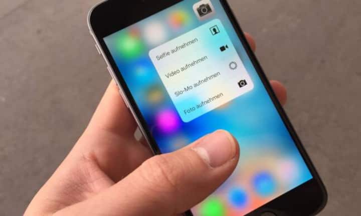 Zum Beispiel bei der Kamera-App: Ein leichter Tipp auf die Applikation, und sie öffnet sich wie gewohnt. Drückt der Finger jedoch fest auf die App, ploppt wie beim Klick mit der rechten Maustaste ein kleines Fenster mit den wichtigsten Zugriffsmöglichkeiten auf, etwa Selfie, Video, Slo-Mo oder Foto aufnehmen.