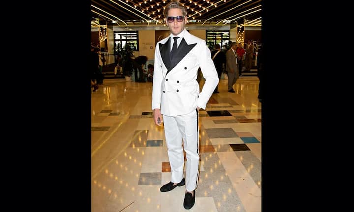 Lapo Elkann: Der Sohn von Margherita Agnelli de Phalen, einer der Fiat-Erbinnen, hat einige Skandal hinter sich gelassen und danach mit Verve versucht, aus der traditionellen italienischen Automarke einen Lifestyle-Brand zu machen. Er gilt als einer der begehrtesten Partymenschen von Mailand bis Los Angeles. Mittlerweile trägt er eigene Mode, Sonnenbrillen und Schuhe.