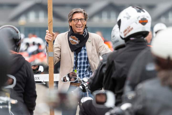 Thomas Heiniger, Regierungsrat Zuerich, an der Love Ride 26 auf dem Flugplatzgelaende Duebendorf, am Sonntag, 06. Mai 2018, in Duebendorf. Der Love Ride Switzerland ist die groesste Benefizveranstaltung der Schweizer Biker-Szene. Der Gewinn kommt muskelkranken und behinderten Menschen zugute. (KEYSTONE/Patrick Huerlimann)