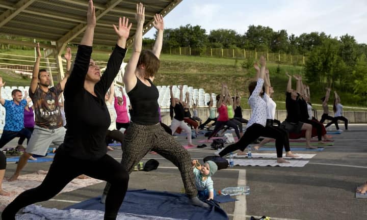 Yoga ist der neue In-Sport bei Studenten im Kosovo. Reisende sollten sich dem anschliessen, statt über Roaming in die Schweiz zu telefonieren. Das kann mit 2542,70 Franken beim UPC Unlimited 2000 ungesund fürs Konto werden.