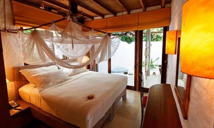 Platz 7: Soneva Fushi, Malediven.Die maledivische Hotelinsel Soneva Fushi ist der Inbegriff von legerem Superluxus und bietet ihren Gästen das gute Gefühl vom wahrhaft natürlichen Leben, bei dem man einfach sich selber sein kann und dennoch alles Angenehme jederzeit zur Verfügung hat.