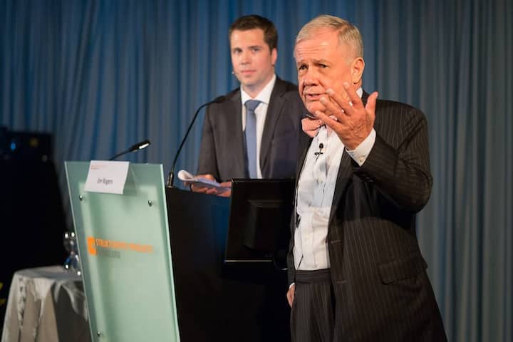 jim Rogers spricht; hinten Florian Stasch von der einladenden Royal Bank of Scotland
