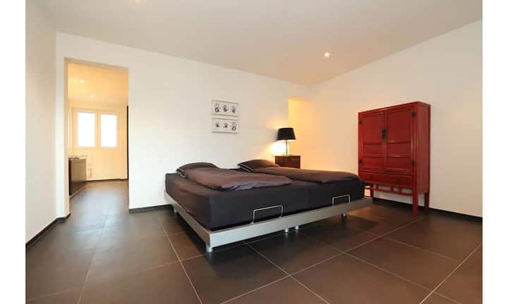 Im 2. Stock bietet die Wohnung drei weitere Schlafzimmer mit zwei Badezimmern, eines davon mit Whirlpool.