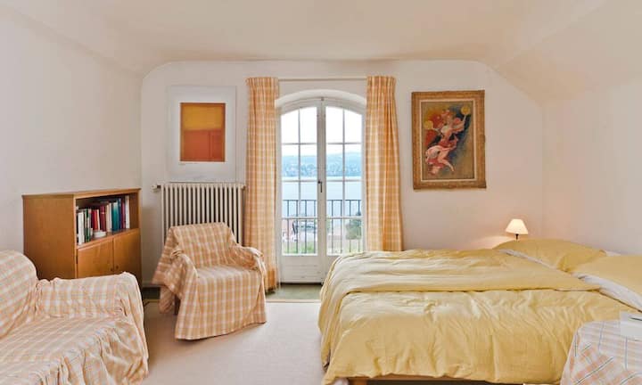 Der Schlaftrakt befindet sich im OG mit 4 Zimmern und dem Elternschlafzimmer mit einem anliegenden Bad.