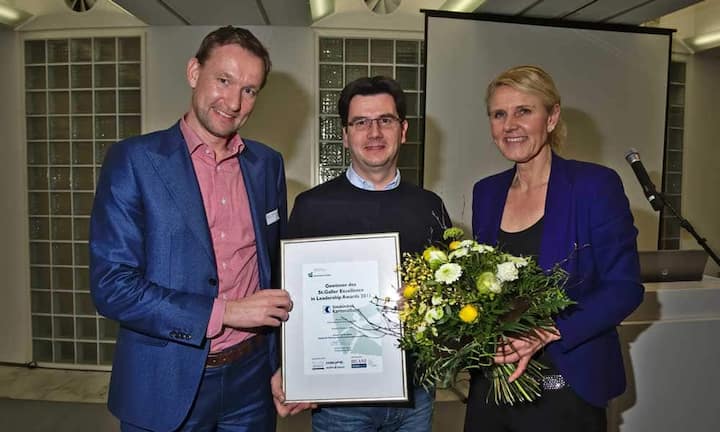 Hermann Arnold, VRP, Haufe-umantis AG;
Alex Villiger, Preisträger des Excellence in Leadership Award, Leiter Personal, Graubündner Kantonalbank;
Heike Bruch, Professorin, Direktorin I.FPM-HSG