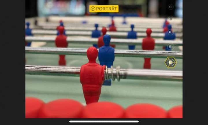 Die Kamera vom iPhone X im Vergleich mit dem Huawei Mate 10 Pro mit Leica-Kamera:  Das besondere Highlight im iPhone X ist der Porträtmodus. Er ist auf allen iPhone-Plus-Modellen und dem iPhone X verfügbar. Durch den verschwommenen Hintergrund entsteht eine besondere Tiefenwirkung, die den Fokus noch stärker auf das Objekt im Vordergrund lenkt. Ausserdem stehen bei jedem Bild im Porträtmodus spezielle Effekte zur Verfügung...