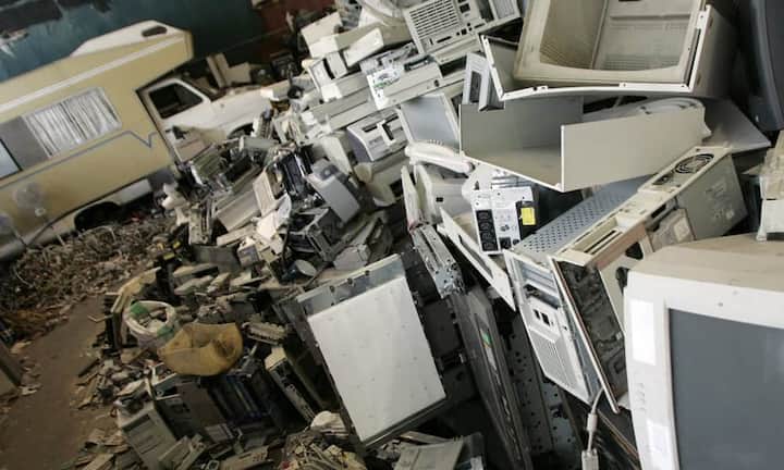 Christoph Büchel belegt Rang 5. In seiner Kunst beschäftigt sich Büchel hauptsächlich mit Rauminstallationen, die oft zu einer aktiven Beteiligung der Besucher auffordern. Das Bild zeigt Büchels Installation «Unplugged/ Simply Botiful», ausgestellt im Jahr 2006/2007 bei Hauser & Wirth in Zürich. Preisspanne: 6'500 - 200'000 CHF.