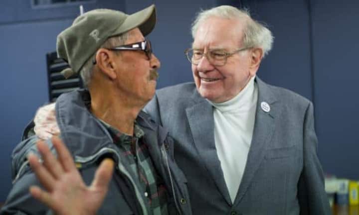 Star-Investor Warren Buffett liess Wähler höchstpersönlich mit Spezialbussen in die Wahllokale bringen. Hier spricht er mit Pedro Cruz, der heute zum ersten Mal seine Stimme abgibt.